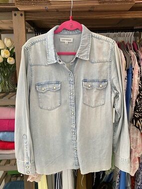 LUCKY BRAND Light Wash Denim Button-Up Shirt! 👕